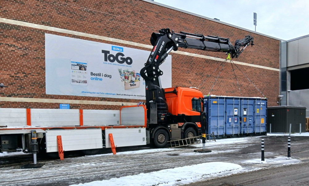 Skibscontainer læsset med kranbil