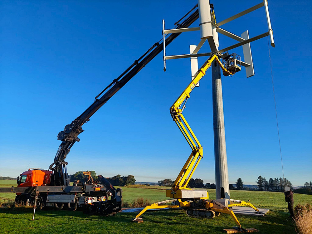 Vindmølle monteret med lastbilkran 185 tm