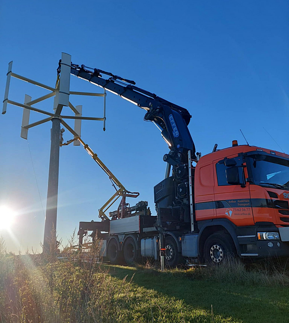 Vindmølle opsættes med lastbilkran