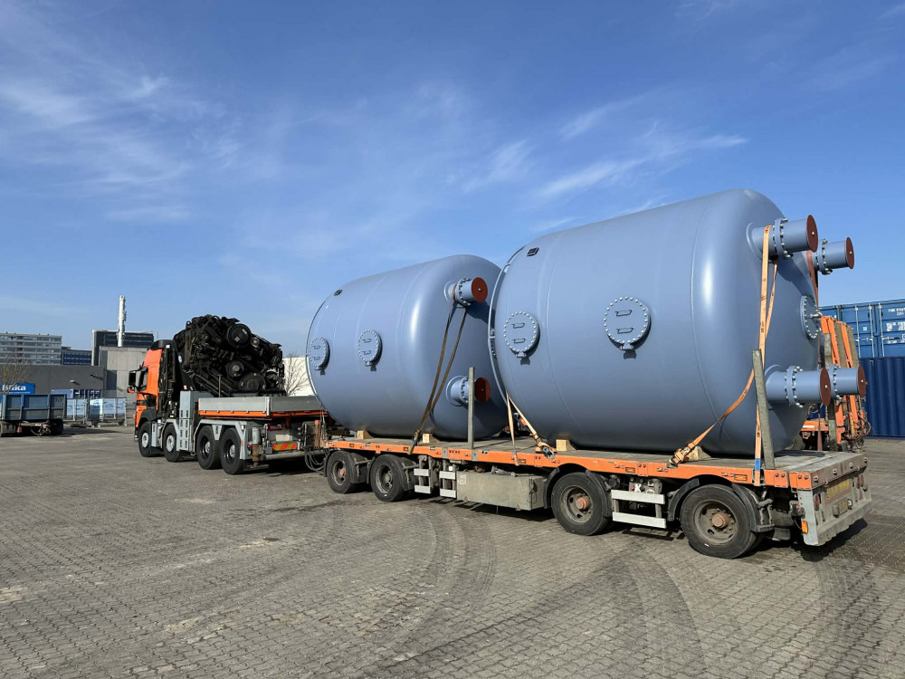 Tanke løftes og transporteres.